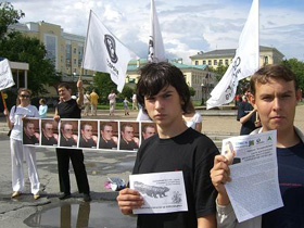 Активисты "Обороны" на пикете в Екатеринбурге. Фото Каспарова.Ru (C)