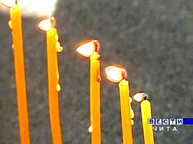 Свечки на митинге памяти репрессированных в Чите. Кадр РТР.