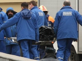 Врачи "скорой помощи" выносят тело погибшего на "Лубянке" 29 марта. Фото с сайта daylife.com