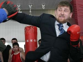 Рамзан Кадыров боксирует. Фото с сайта www.compromat.ru