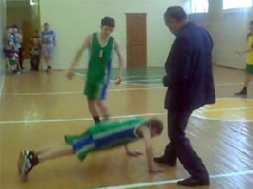 Башкирский чиновник заставляет школьников целовать ноги. Кадр из видео, размещенного на YouTube