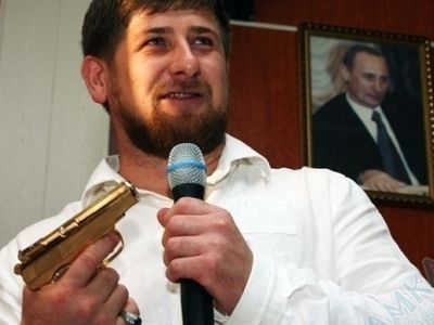 Поющий Кадыров. Фото с сайта Аntireklamka.ru