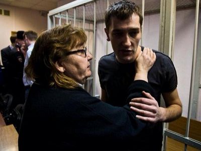 Олег Навальный прощается с матерью. Фото: Е. Фельдман