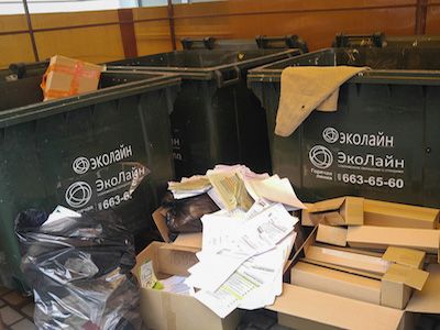 Документы Сбербанка на мусорке, Фото: varlamov.ru