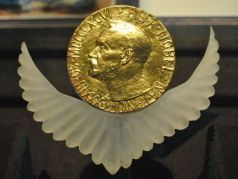 Нобелевская медаль мира. Источник: https://en.wikipedia.org/wiki/File:Medal_Nobel_Peace_Prize.jpg