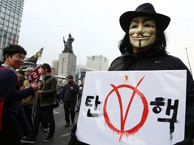 Сеул, демонстранты у памятника флотоводцу Ли Сун Сину. Фото EPA/EPG, источник - gordonua.com