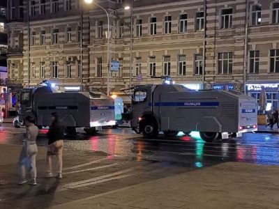 Водометы на Пушкинской пл. в Москве, ночь на 31.8.19. Фото: МБХ медиа