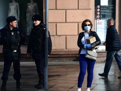 Сотрудники полиции и прохожие на улице Москвы. Фото: Алексей Майшев / РИА Новости