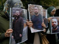 Участники акции в Берлине держат портреты убитого Зелимхана Хангошвили. Фото: Zurab Kurtskidze/EPA