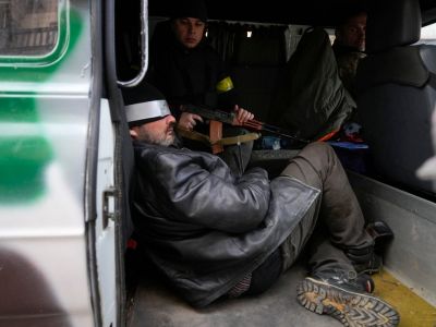 Украинские солдаты конвоируют возможного диверсанта из России Ефрем Лукацкий / AP