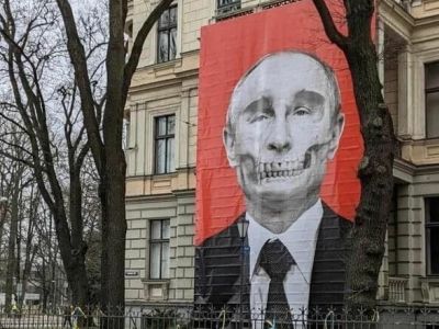 Плакат с Путиным на здании Музея медицины в Риге. Фото: t.me/chtede