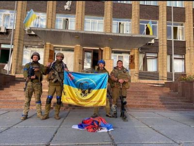 Украинские военные на фоне здания горсовета Купянска. Фото: Наталья Попова / Facebook