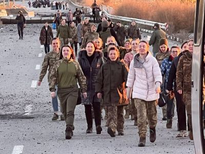 Женщины-военнопленные Украины возвращаются после обмена. Фото: глава офиса президента Украины Андрей Ермак