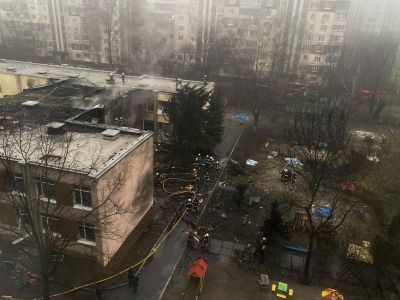 Место падения вертолета в Броварах, на окраине Киева. Фото: Yan Dobronosov / Reuters