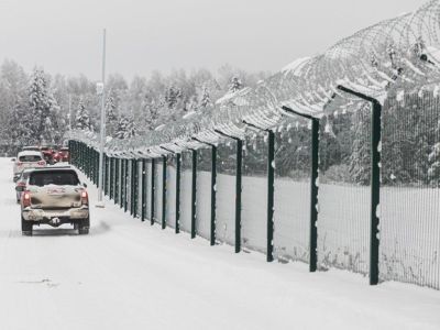 Забор на границе с Россией. Фото: "Деловой Петербург"